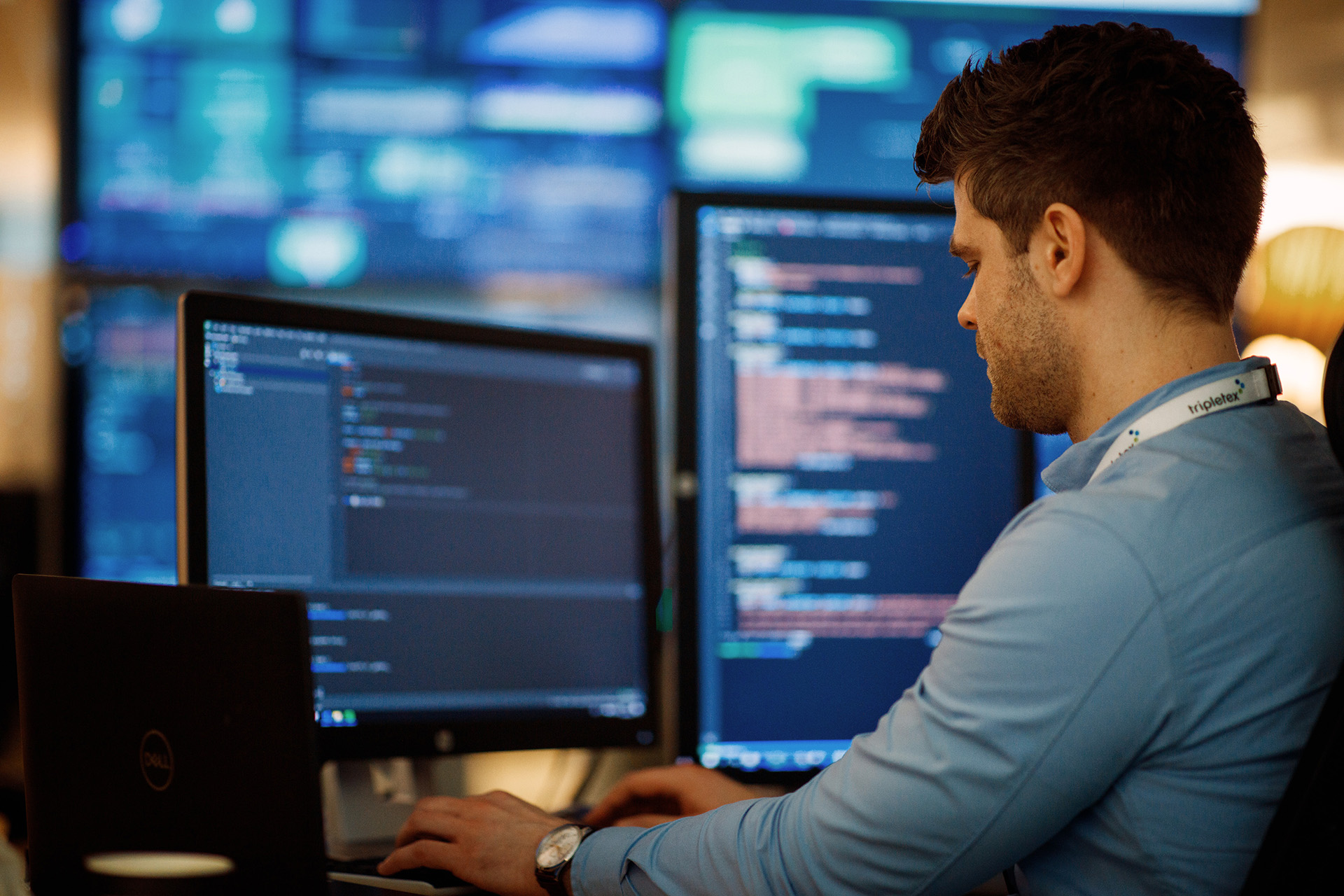 En utvikler jobber med vedlikehold av Tripletex